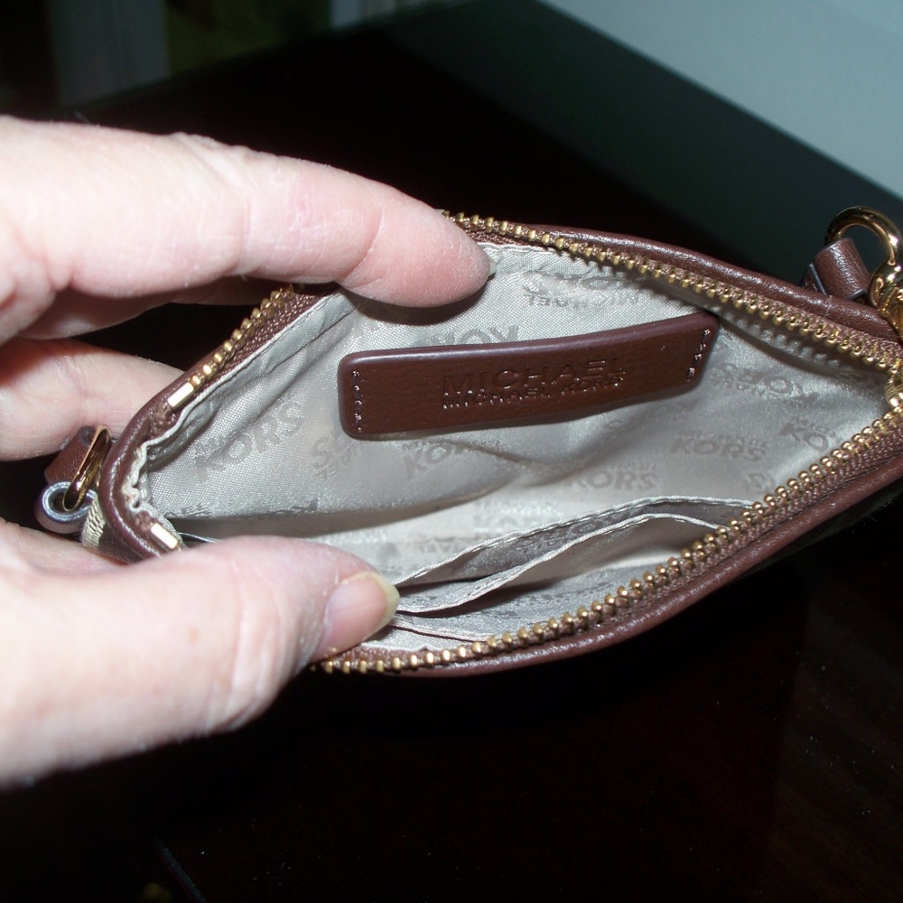 Michael Kors JS Beige/Mocha Ring Tote &  Wristlet - Picture 7 of 7